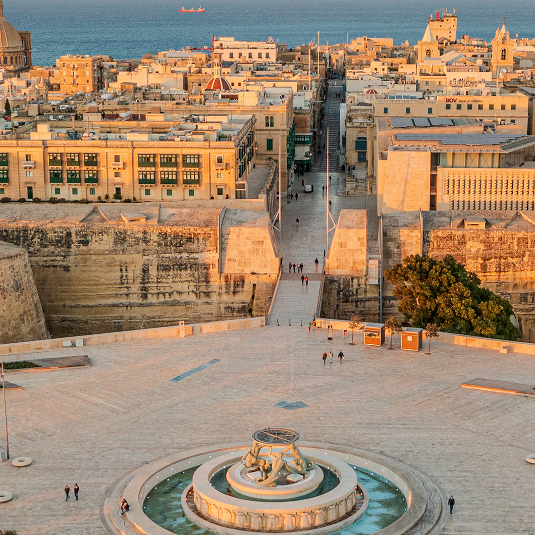  Bilden visar ett torg i Valletta