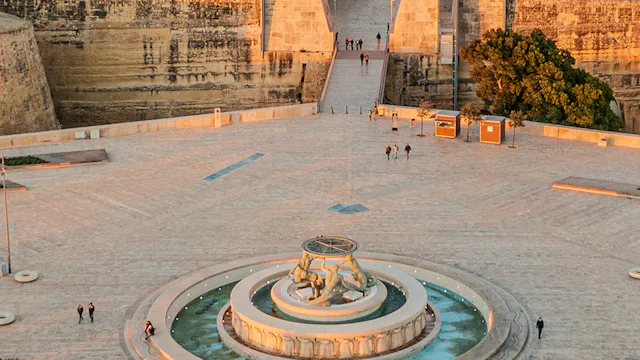 Bilden visar ett torg i Valletta