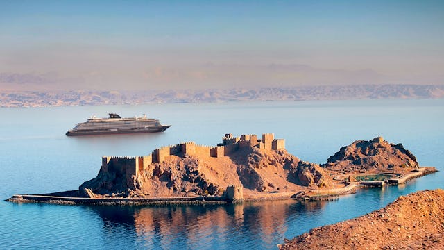Upplev lyx ombord, kryssa med Explora Journeys. På bilden ser vi Explora 2 segla vid Arabian Peninsula.