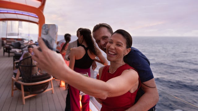 Bilden visar ett par som tar en selfie ombord Celebrity Ascent. Upplev spontaniteten i en sista minutenkryssning.