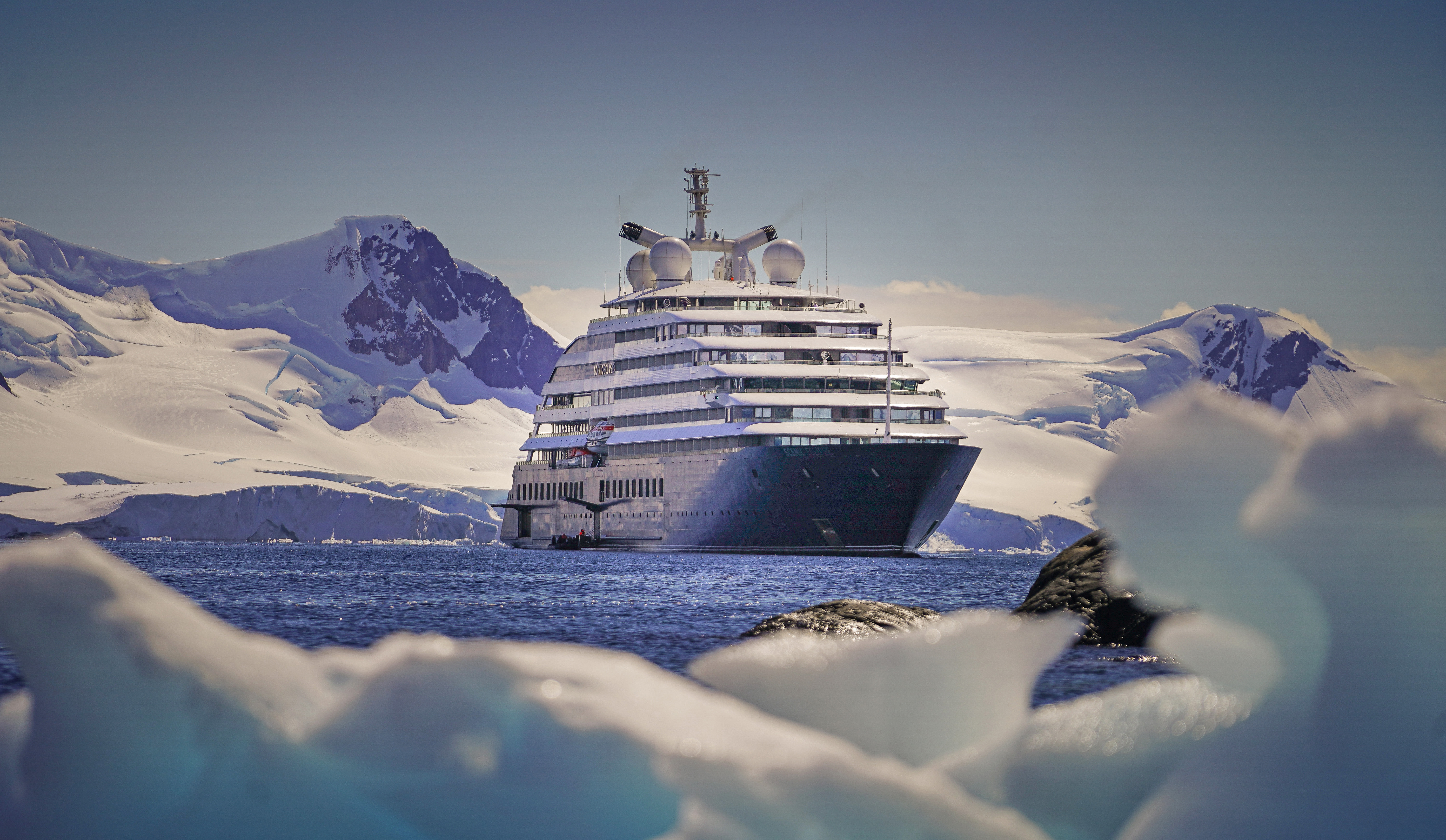 Bilden visar fartyget Scenic Eclipse som kryssar i Antarktis