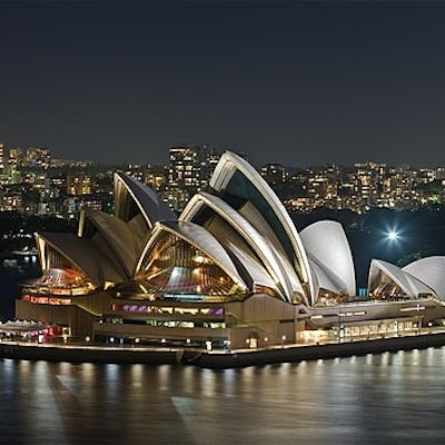 Kryssa runt Oceanien med Princess Cruises. Bilden visar Sydneys operahus på natten.