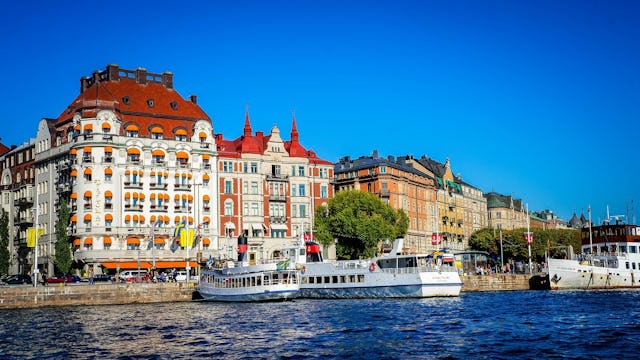 Bilden visar några hus från Stockholm, taget från vattnet.