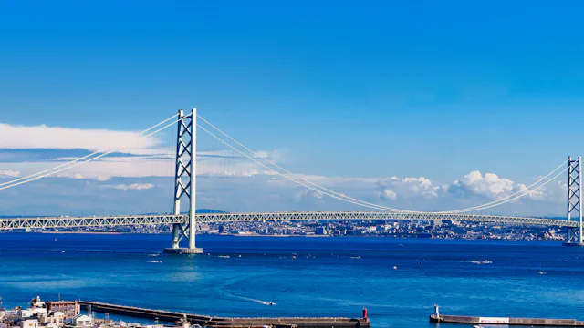 Bilden visar en bro i Kobe, Japan
