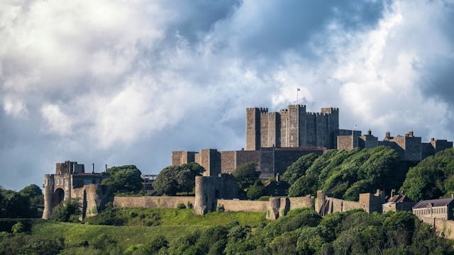 Bild på Dover Castle i Storbritannien. Upptäck vad du kan göra i Dover innan din kryssning.