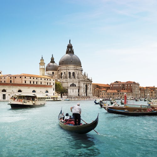 Bild på hamn i Medelhavet. Boka kryssning i östra Medelhavet