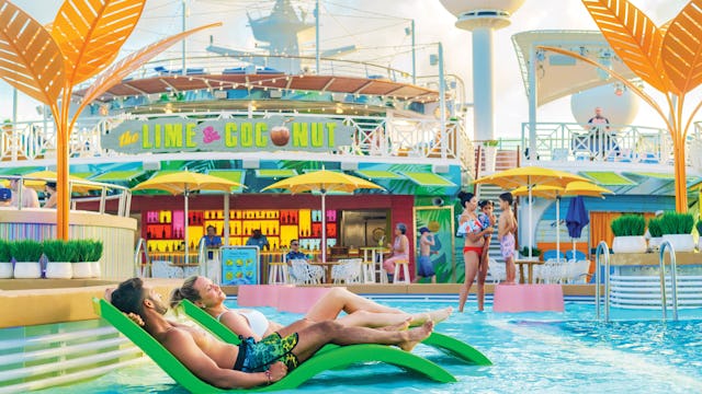 Upptäck alla erbjudanden från Royal Caribbean. Bilden visar ett par som slappnar av vid en av poolerna på Royal Caribbeans fartyg. Slappna av du med när du bokar med ett bra erbjudande.