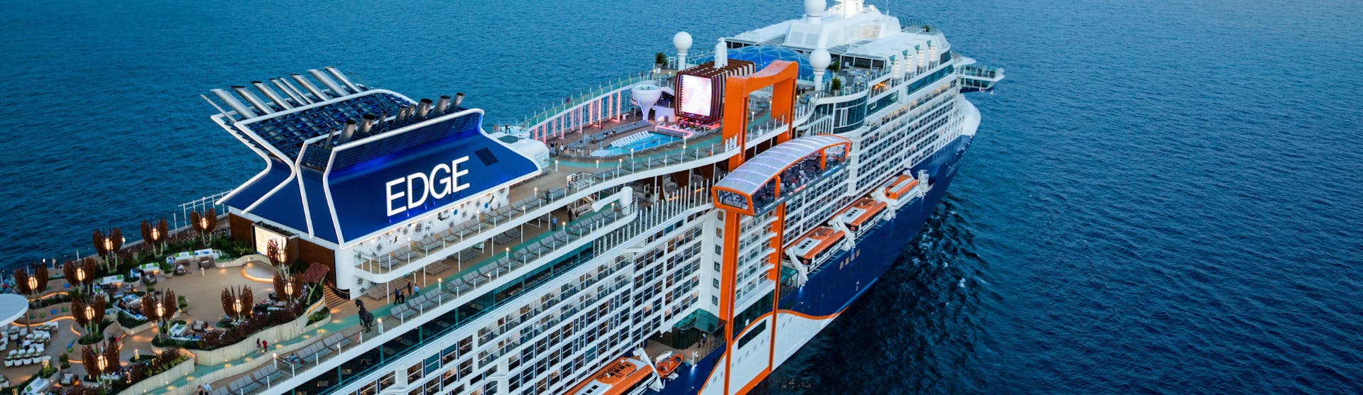 På bilden syns Celebrity Cruises fartyg Celebrity Edge från sidan. Kryssa med Celebrity till kampanjpriser!