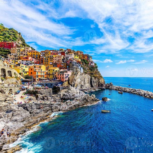 Bild på färgglad stad i Medelhavet. Boka kryssning i västra Medelhavet.