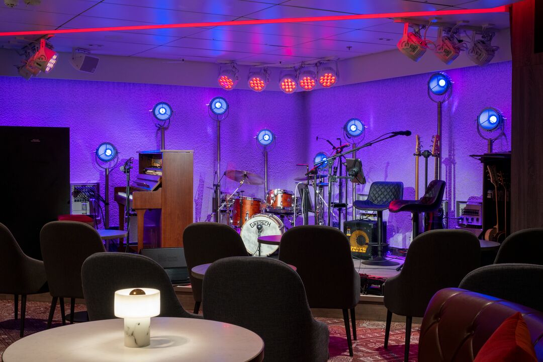 Bilden visar en upplyst scen på The 710Club på P&O cruises