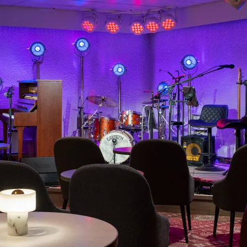 Bilden visar en upplyst scen på The 710Club på P&O cruises