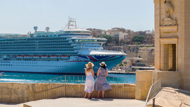 Bilden visar två personer som blickar ut över fartyget Azura från P&Cruises vid en utkiksplats i Malta