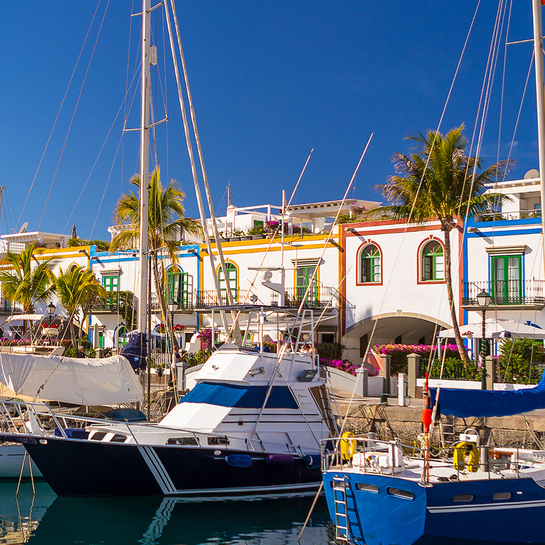 Bilden visar ett fartyg i hamnen i Gran Canaria