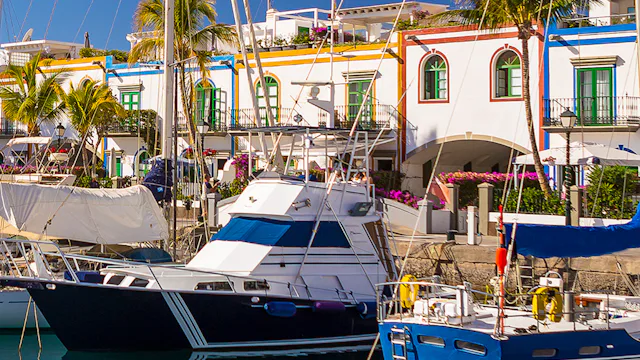 Bilden visar ett fartyg i hamnen i Gran Canaria