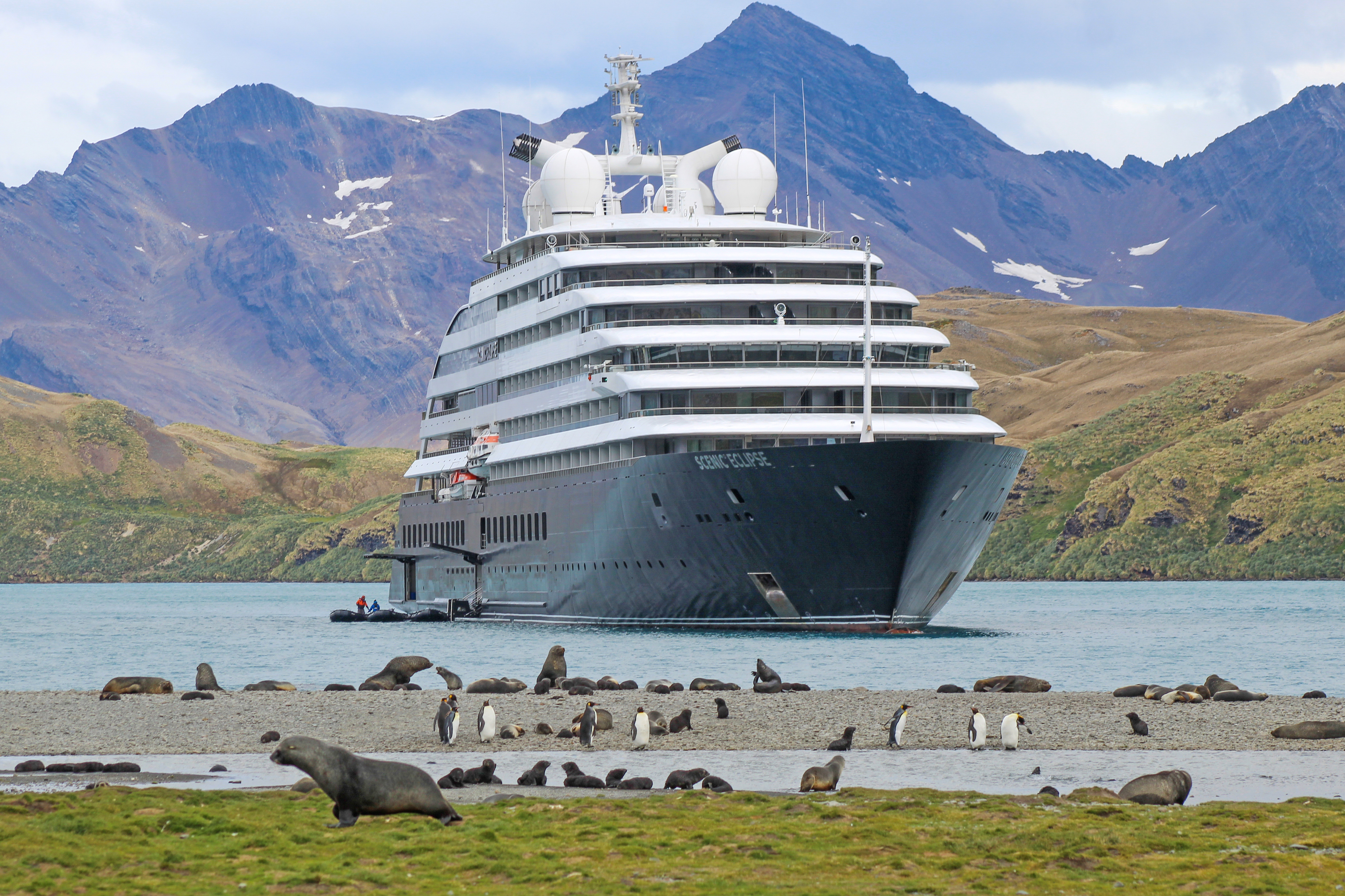 Bilden visar fartyget Scenic Eclipse i Antarktis
