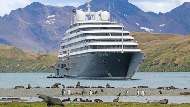 Bilden visar fartyget Scenic Eclipse i Antarktis