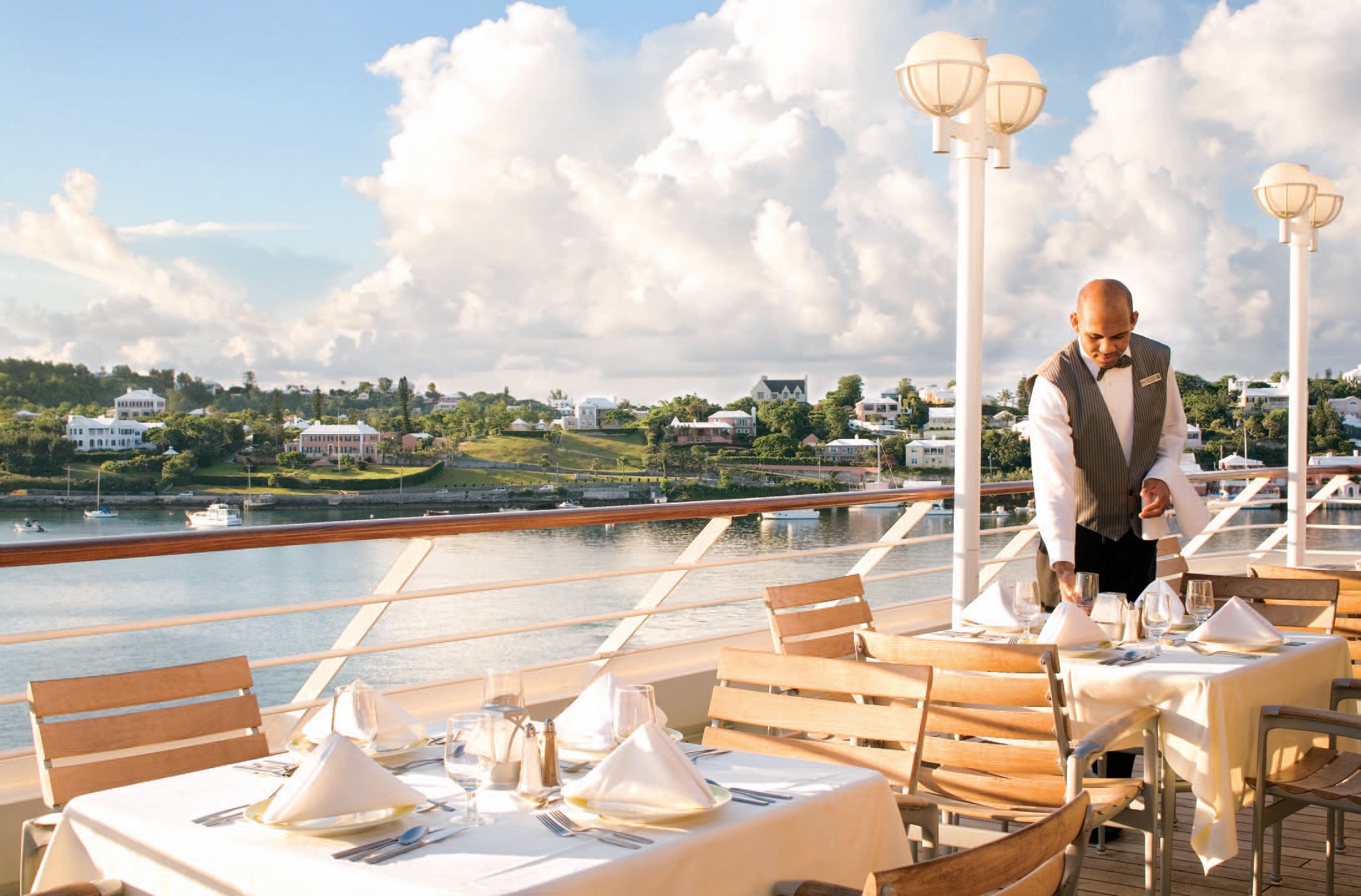 Bilden visar ett dukat bord utomhus ombord på ett Azamara-fartyg
