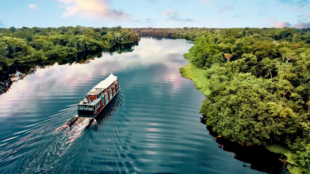 Bilden visar fartyget Aria Amazon från Uniworld River Cruises