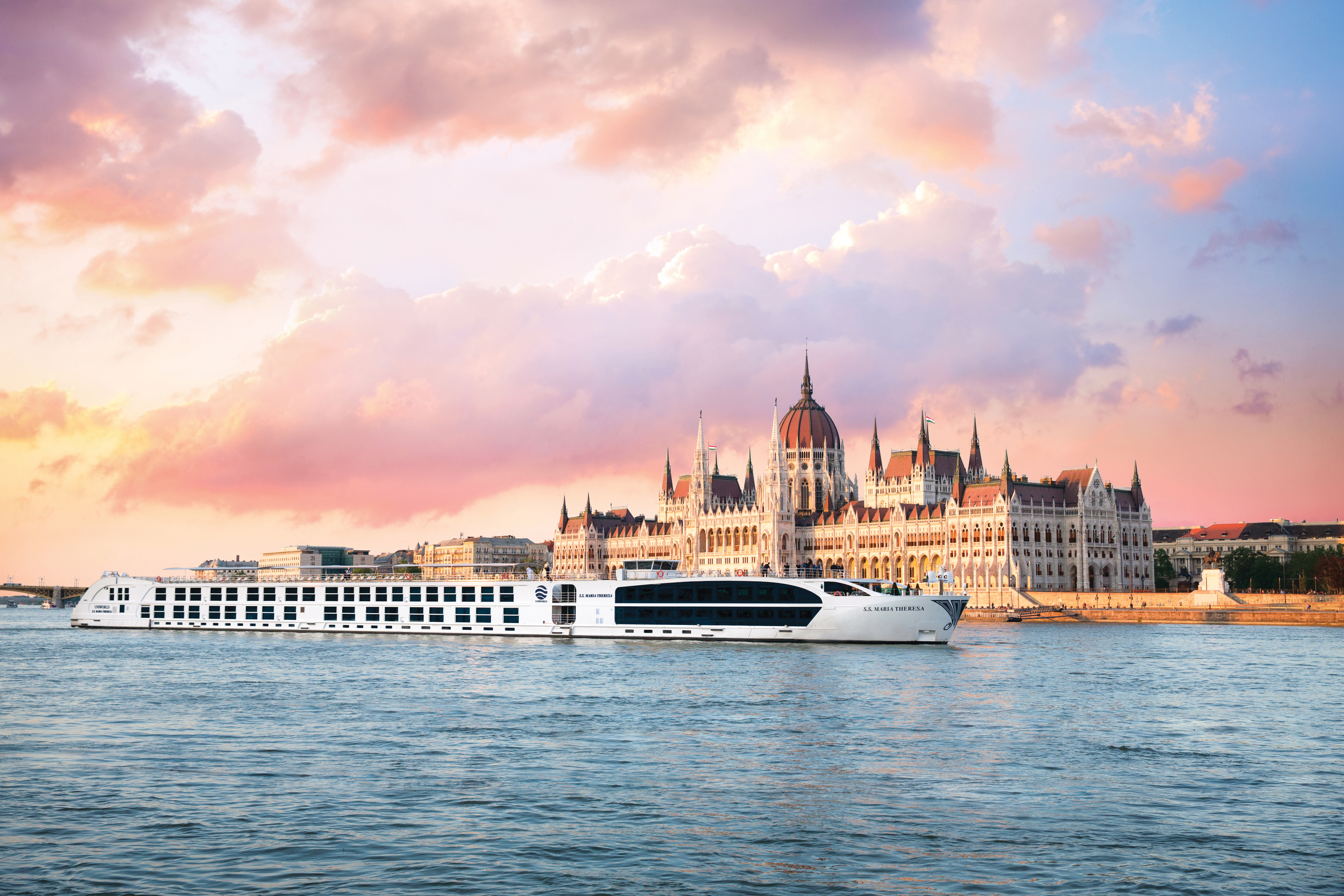 Bilden visar fartyget S.S Maria Theresa som kryssar i Budapest