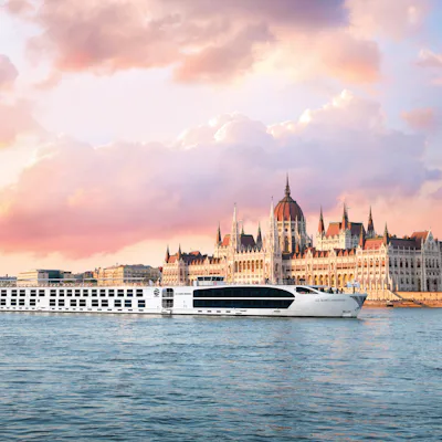 Bilden visar fartyget S.S Maria Theresa som kryssar i Budapest