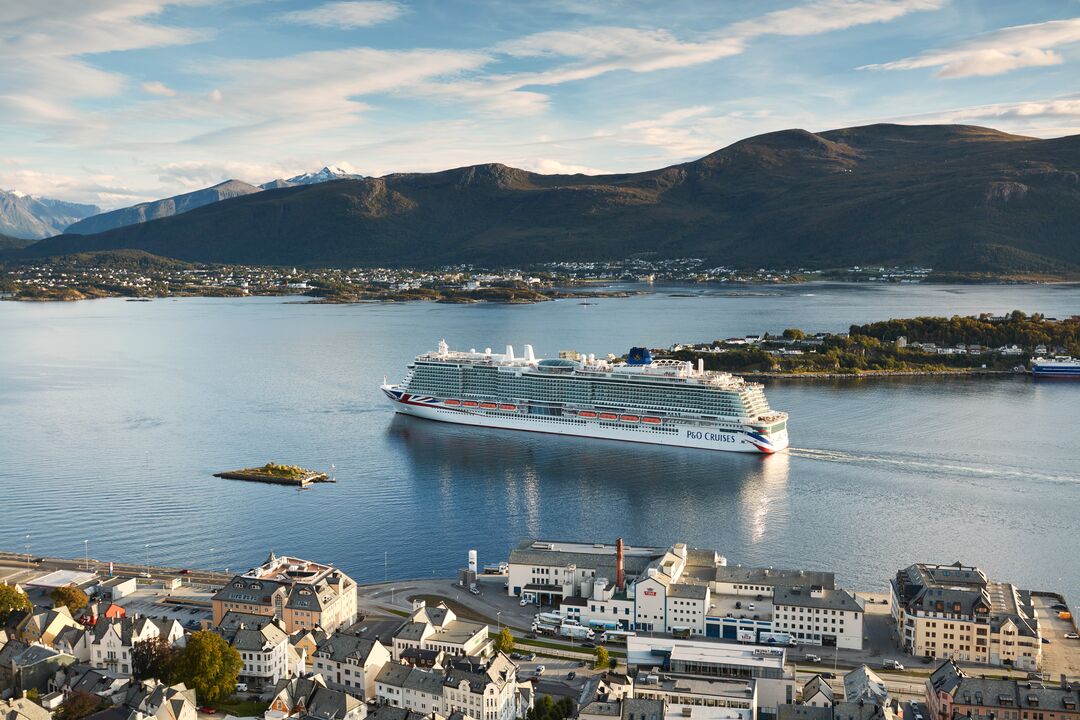 Bilden visar fartyget Iona från P&O Cruises som kryssar utan Åleseund