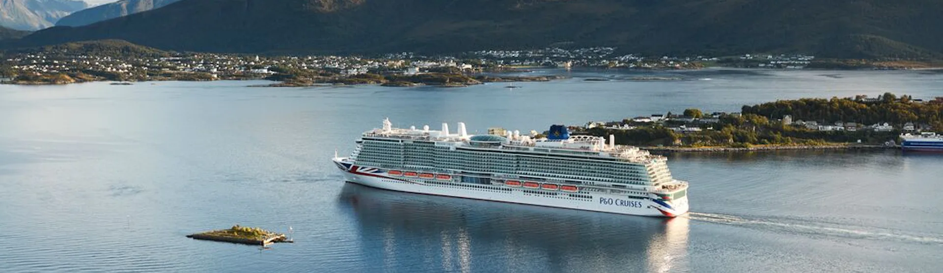 Bilden visar fartyget Iona från P&O Cruises som kryssar utan Åleseund