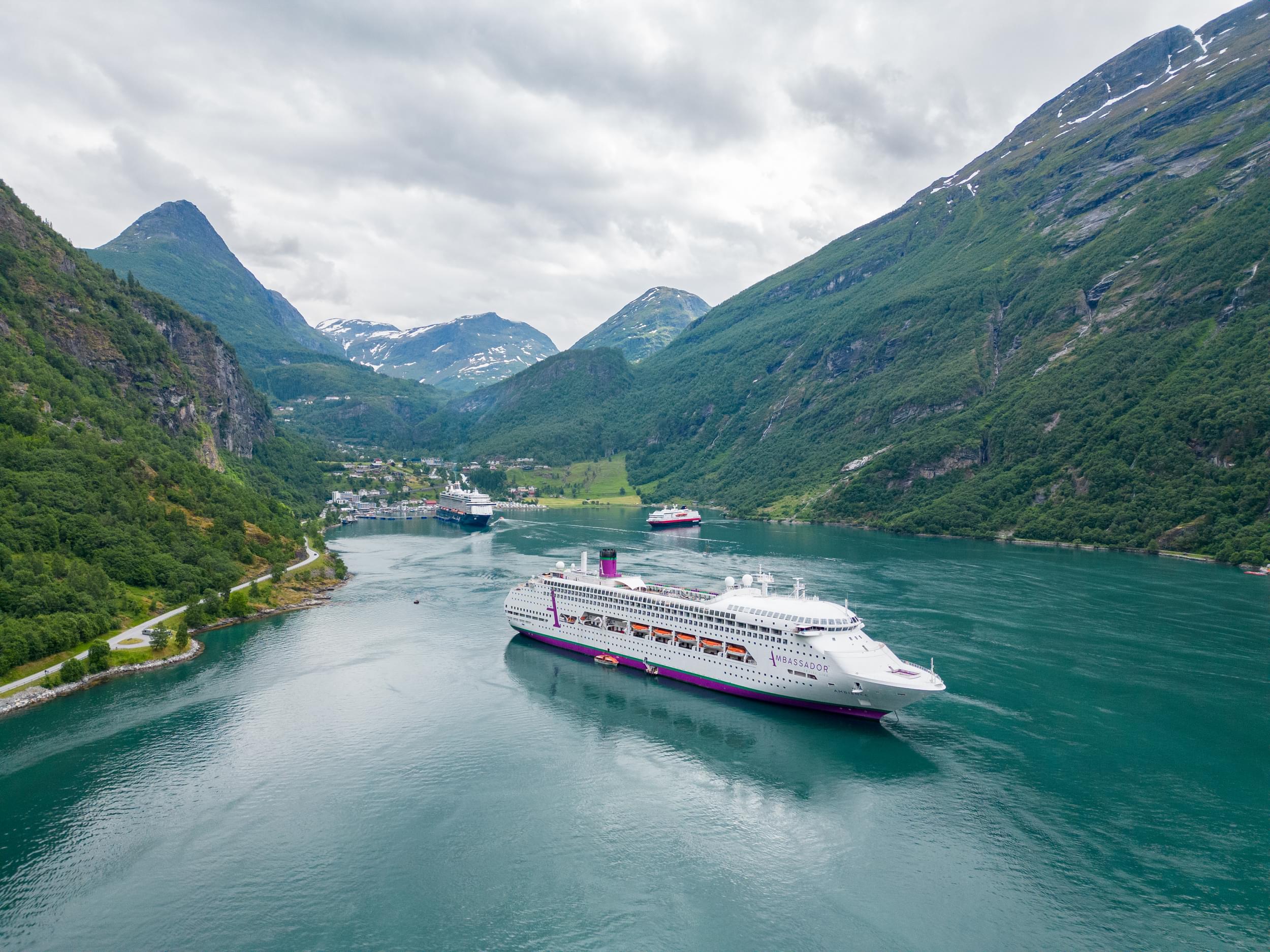 Bilden visar ett fartyg från Ambassador som kryssar i Geiranger 