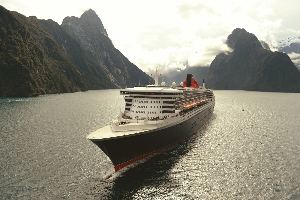 Bilden visar fartyget Queen Mary 2 utanför Milford Sound, Nya Zeeland