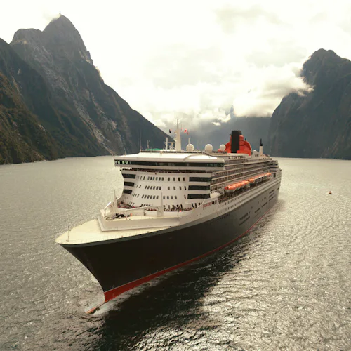 Bilden visar fartyget Queen Mary 2 utanför Milford Sound, Nya Zeeland
