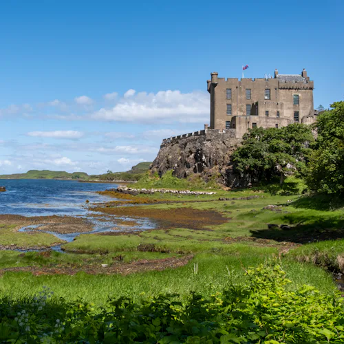Bilden visar slottet Dunvegan Castle i Skottland