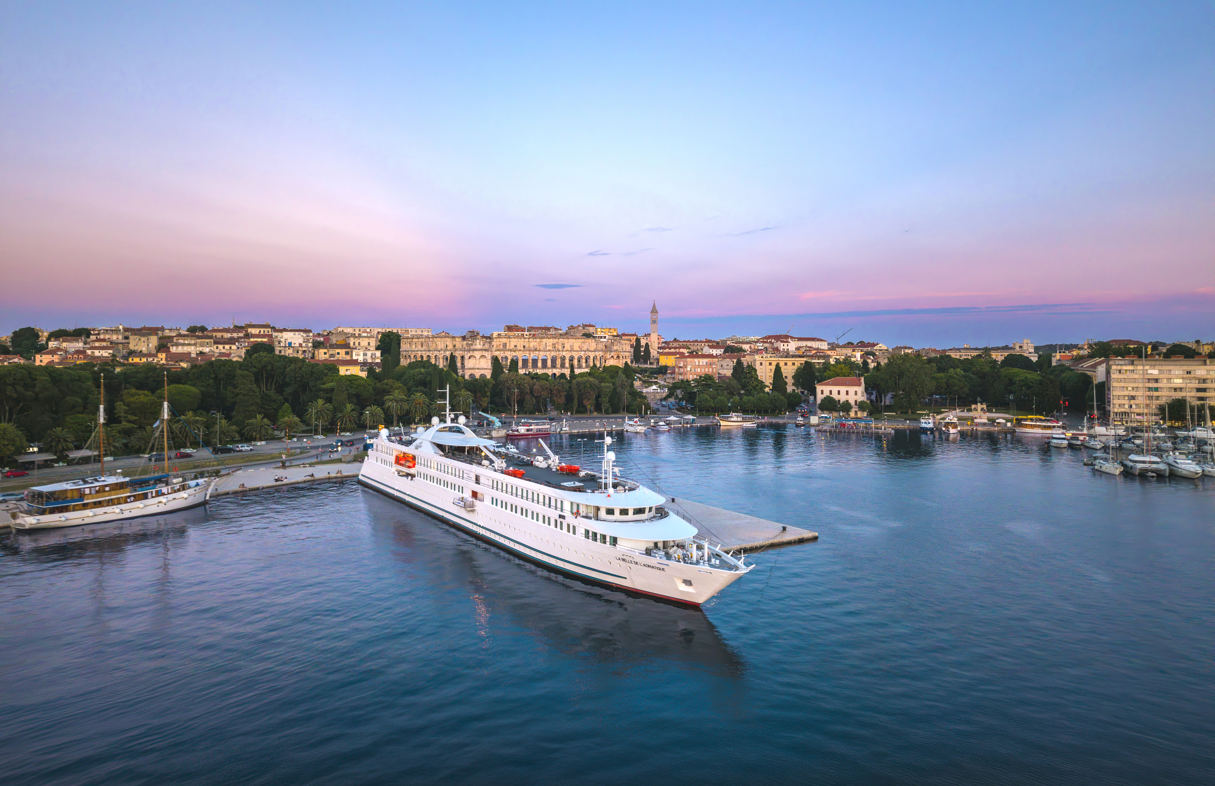 Bilden visar fartyget MV La Belle de L'Adriatique 