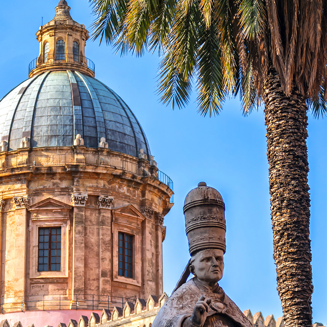  Bilden visar ett kyrktorn i Palermo