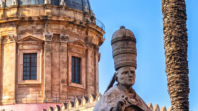 Bilden visar ett kyrktorn i Palermo
