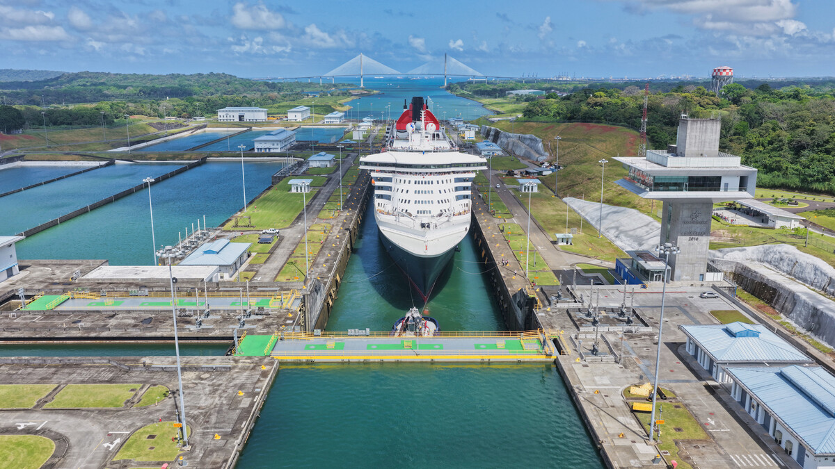 Bilden visar fartyget Queen Mary 2 i Panamakanalen