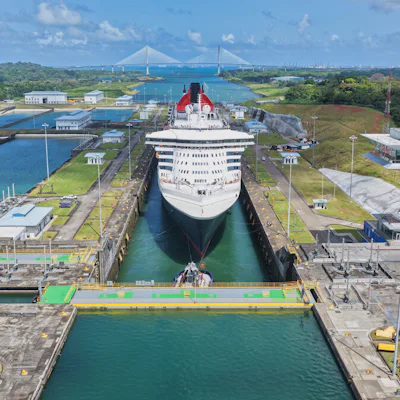 Bilden visar fartyget Queen Mary 2 i Panamakanalen