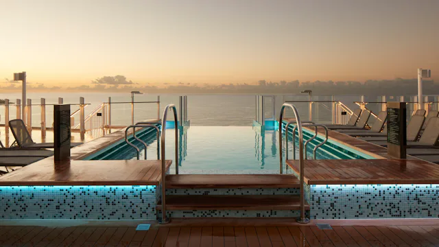 Bilden visar panoramapoolen på fartyget Arvvia från P&O Cruises