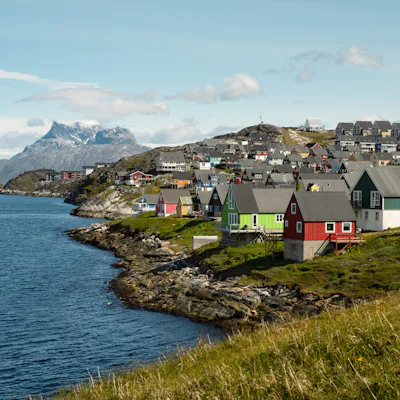 Bilden visar några stugor nära havet vid staden Nuuk