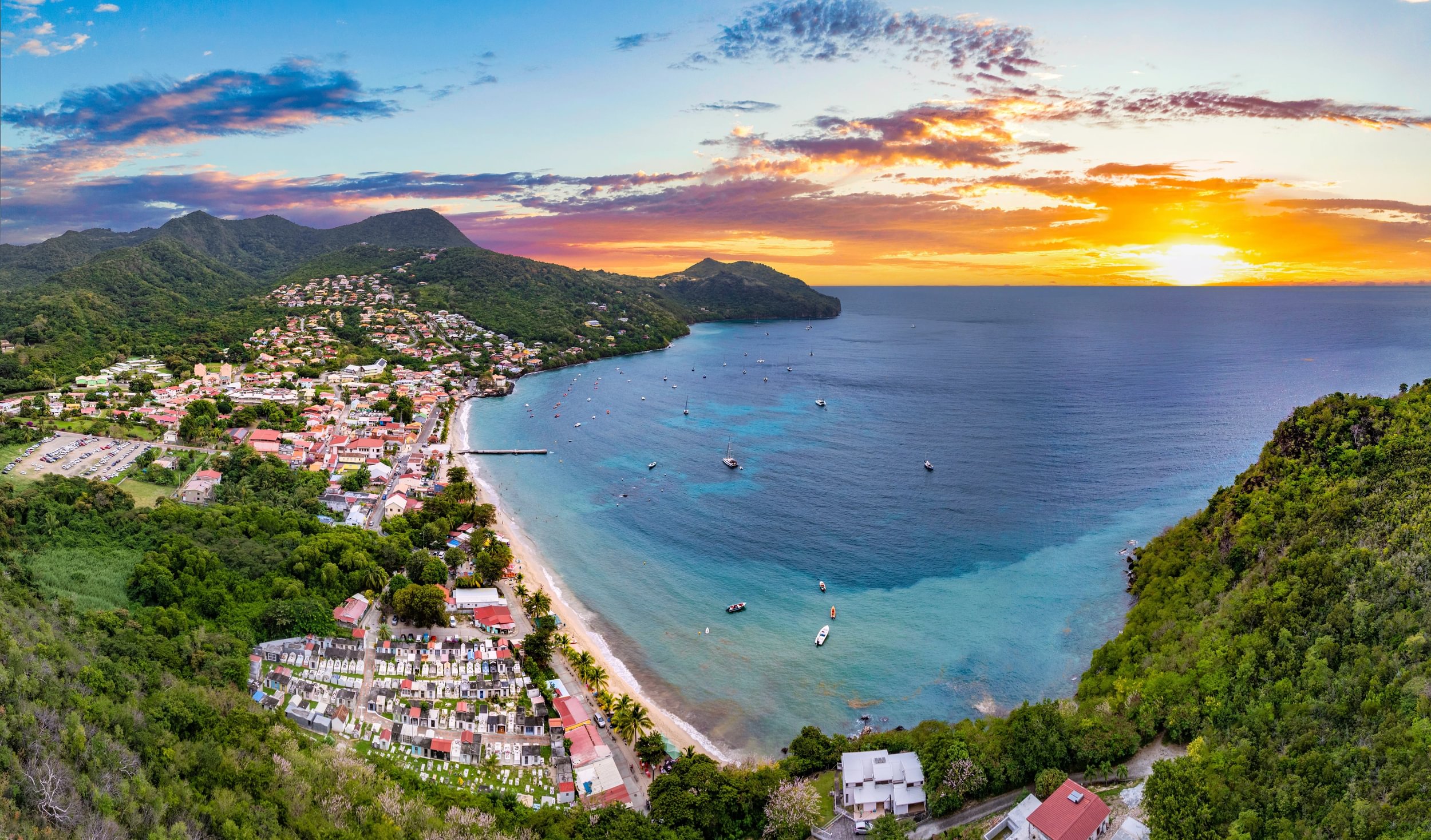 Bilden visar en överblicksbild över Martinique i solnedgång