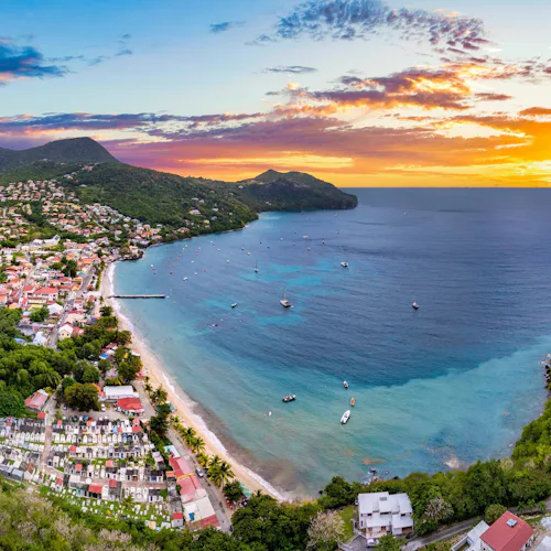 Bilden visar en överblicksbild över Martinique i solnedgång
