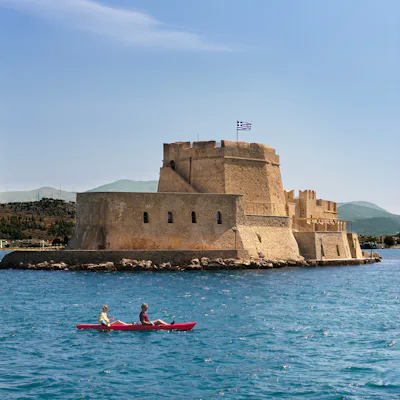 Bilden visar staden Nafplion i Grekland