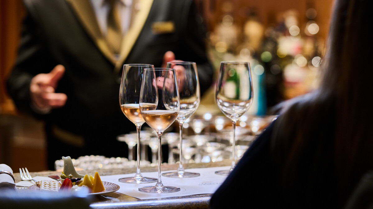 Bilden visar glas på ett restaurangbord ombord på Cunard