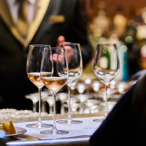 Bilden visar glas på ett restaurangbord ombord på Cunard