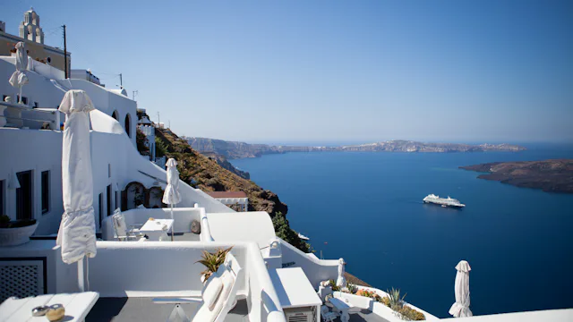 Bilden visar en balkong i Santorini med utsikt över vattnet