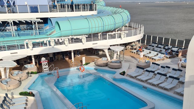 Bilden visar Norwegian Aquas stora poolområde samt slutet av Aqua Slidecoaster. Taget från Mikaelas studieresa.