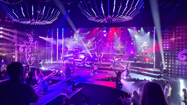 Bilden visar avslutet på en fantastisk show ombord Norwegian Aqua.