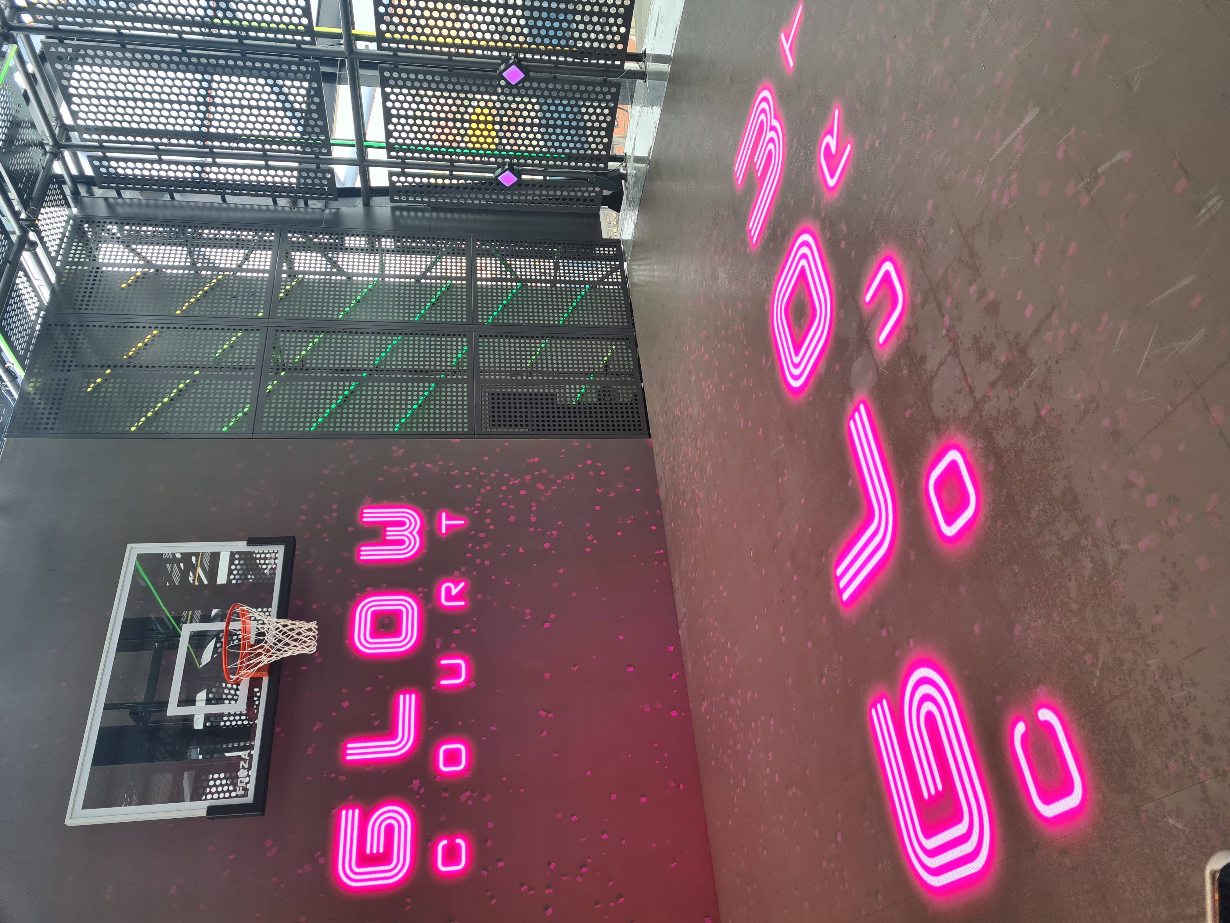 En bild på Glow Court med interaktivt LED golv och vägg. Från Mikaelas studieresa.