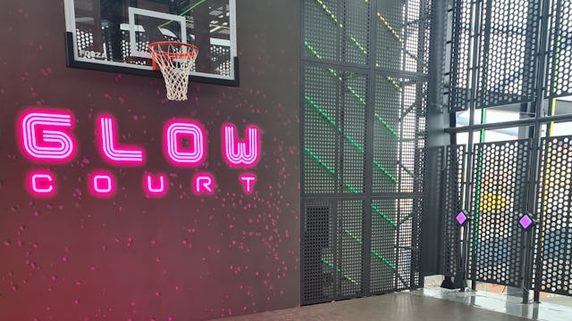 En bild på Glow Court med interaktivt LED golv och vägg. Från Mikaelas studieresa.