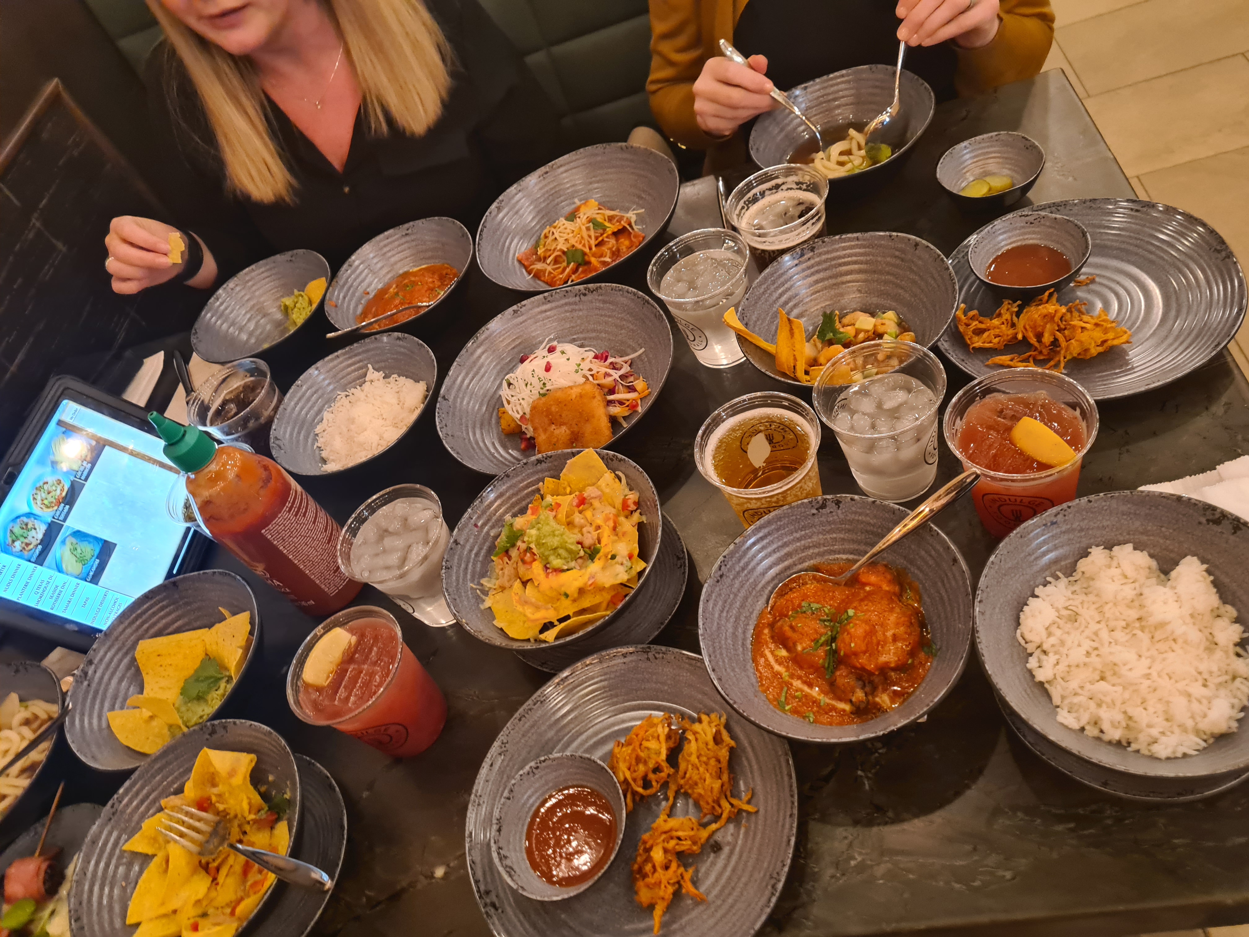 Bilden visar ett axplock av måltider som man kan beställa från Indulge Food Hall ombord Norwegian Aqua. Bilden är från Mikaelas studieresa.