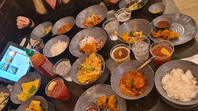 Bilden visar ett axplock av måltider som man kan beställa från Indulge Food Hall ombord Norwegian Aqua. Bilden är från Mikaelas studieresa.