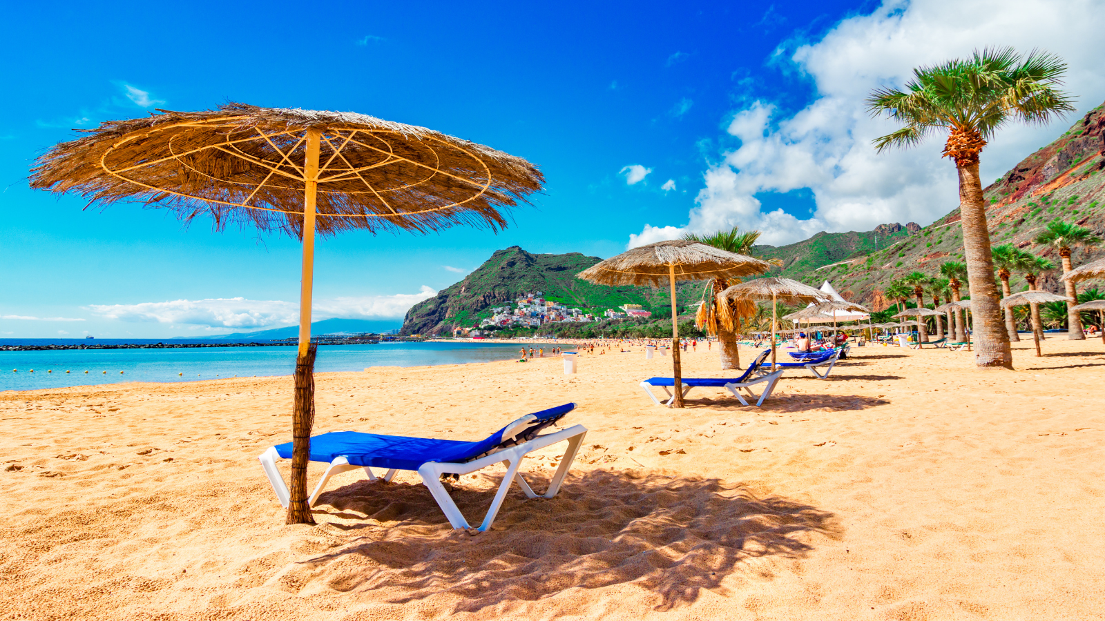 Bilden visar Las Teresitas, Tenerife, Kanarieöarnas, Spain. Det är en vacker bild över Las Teresitas beach och San Andres village.